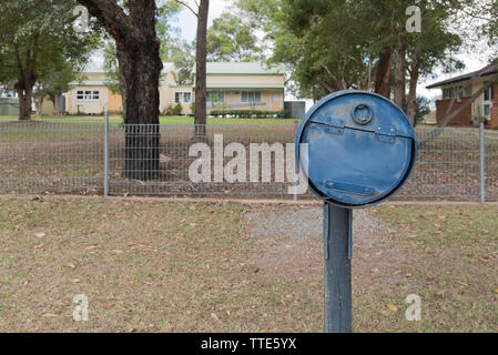 Der Briefkasten außerhalb Krambach (Pop 2016: 378) Öffentliche Grundschule landeinwärts von der Mitte der Nordküste von New South Wales, Australien Stockfoto