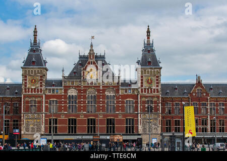 Amsterdam Central/Amsterdam Centraal - Hauptbahnhof / Bahnhof in Amsterdam Niederlande - Stockfoto