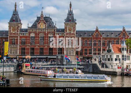 Amsterdam Central/Amsterdam Centraal - Hauptbahnhof / Bahnhof in Amsterdam Niederlande - Stockfoto