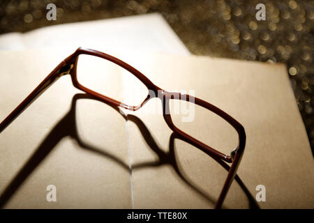 Geöffnete Buch und Brille, Nahaufnahme Stockfoto