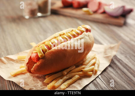 Hot Dog mit Bratkartoffeln auf Handwerk Papier Stockfoto