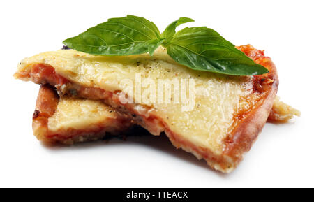 Leckere Scheiben Pizza mit Basilikum isoliert auf Weiss. Stockfoto