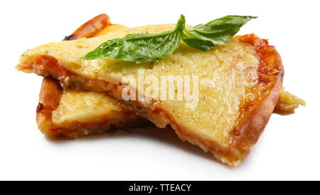 Leckere Scheiben Pizza mit Basilikum isoliert auf Weiss. Stockfoto