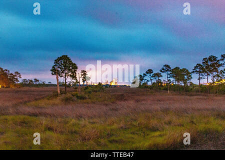 Feuchtgebiet Sonnenuntergang über kleine Lagune Stockfoto