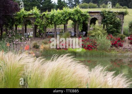 Ein Stein Laube in der Villa Catalana Keller in Oregon City, Oregon, USA. Stockfoto