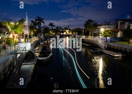 Long Beach, Kalifornien/USA - März 23, 2019: Leichte Spuren von zwei Boote in der Nacht auf der Rivo Alto Kanal auf Neapel Insel in Long Beach, Calif. Stockfoto