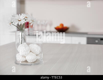 Lecker Zephyr in eine Glasschüssel und Daisy Blüten am Küchentisch, in der Nähe Stockfoto