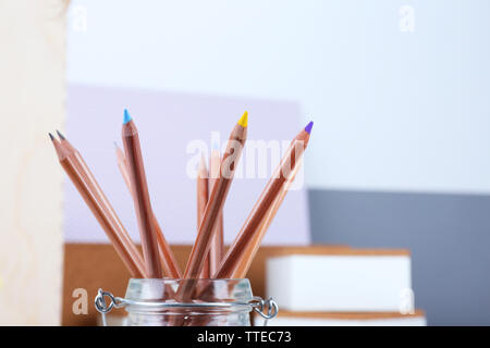 Satz farbiger Bleistifte in einem Glas Topf, in der Nähe Stockfoto