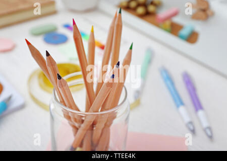 Satz farbiger Bleistifte in Glas Glas auf einem Tisch Stockfoto