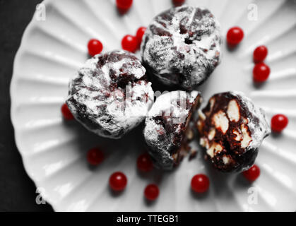 Schokokugeln mit Asche Berry auf Platte, Ansicht von oben Stockfoto