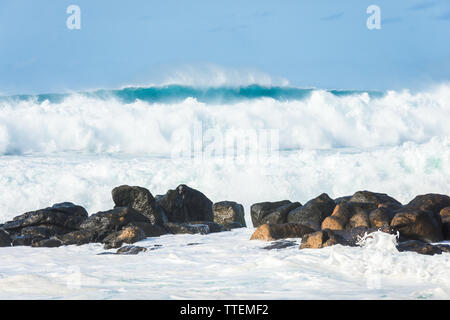 Riesige blaue Wellen, die in großen Felsen in der Nähe der Banzai Pipeline auf der North Shore von Oahu, Hawaii. Stockfoto