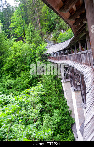 Historische hölzerne Brücke (ger. Hohe Brücke) in der Nähe der Wallfahrt von St. Georgenberg in Tirol Stockfoto