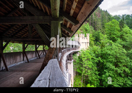 Historische hölzerne Brücke (ger. Hohe Brücke) in der Nähe der Wallfahrt von St. Georgenberg in Tirol Stockfoto