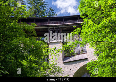 Historische hölzerne Brücke (ger. Hohe Brücke) in der Nähe der Wallfahrt von St. Georgenberg in Tirol Stockfoto