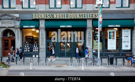 Barnes & Noble, 33 East 17th Street, New York, NY. aussen Schaufenster einer Buchhandlung in Union Square in Manhattan. Stockfoto