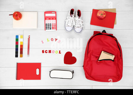 Schule mit Rucksack, Schuhe und Zubehör auf hellen Hintergrund einstellen Stockfoto