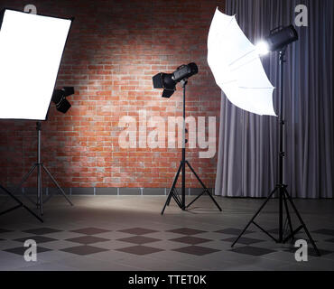 Leere Fotostudio mit Beleuchtungseinrichtungen Stockfoto