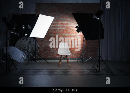 Leere Fotostudio mit Beleuchtungseinrichtungen Stockfoto
