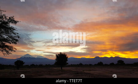Wundervoller Sonnenaufgang auf die Vulkane der Anden im Norden von Chile, Atacama, Chile Stockfoto