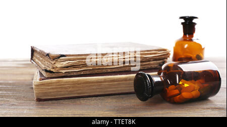 Bücher und Pillen auf weißem Hintergrund Stockfoto