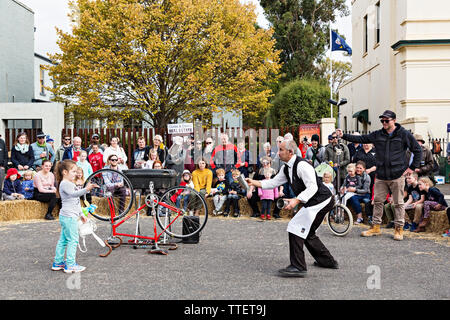 Jacques der französischen Kellner während der clunes Booktown Festival in den 1850er Gold mining Stadt Clunes in Victoria, Australien. Stockfoto