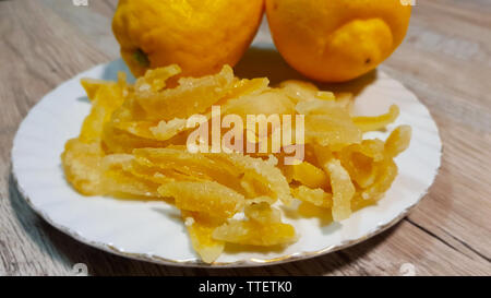 Zitronat mit Zitrone Obst, einem leckeren süßen Snacks. Hausgemachte italienische Küche Stockfoto