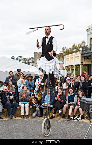 Jacques der französischen Kellner während der clunes Booktown Festival in den 1850er Gold mining Stadt Clunes in Victoria, Australien. Stockfoto