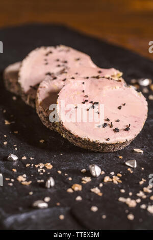 Foie gras auf einer Schiefertafel Nahaufnahme Stockfoto