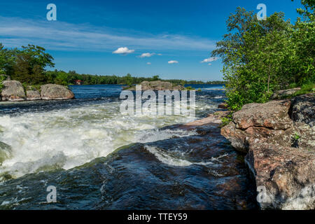 Burleigh Falls Peterborough Canada zeigt wunderschöne rosa Felsen, Stromschnellen und Wasserfälle an einem sonnigen Sommertag Stockfoto