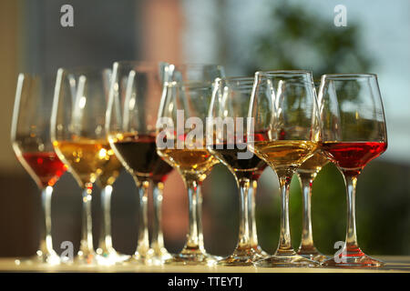 Viele Gläser von Wein in einer Reihe Stockfoto