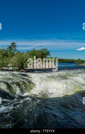 Burleigh Falls Peterborough Canada zeigt wunderschöne rosa Felsen, Stromschnellen und Wasserfälle an einem sonnigen Sommertag Stockfoto