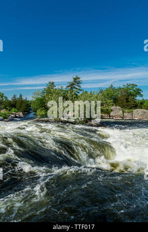 Burleigh Falls Peterborough Canada zeigt wunderschöne rosa Felsen, Stromschnellen und Wasserfälle an einem sonnigen Sommertag Stockfoto