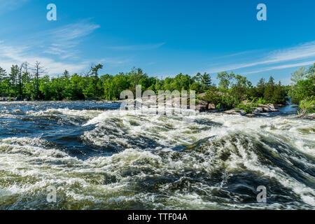 Burleigh Falls Peterborough Canada zeigt wunderschöne rosa Felsen, Stromschnellen und Wasserfälle an einem sonnigen Sommertag Stockfoto