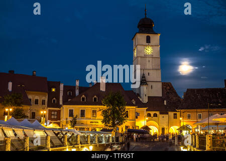 Stadt Sibiu, Rumänien - 16. Juni 2019. Twilight Bild des Rates Turm mit Mond und kleinen Platz (Piata Mica) Wahrzeichen der Stadt Sibiu in Siebenbürgen Rom Stockfoto