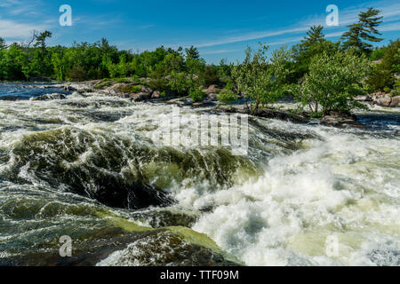 Burleigh Falls Peterborough Canada zeigt wunderschöne rosa Felsen, Stromschnellen und Wasserfälle an einem sonnigen Sommertag Stockfoto