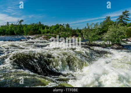 Burleigh Falls Peterborough Canada zeigt wunderschöne rosa Felsen, Stromschnellen und Wasserfälle an einem sonnigen Sommertag Stockfoto