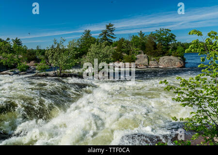 Burleigh Falls Peterborough Canada zeigt wunderschöne rosa Felsen, Stromschnellen und Wasserfälle an einem sonnigen Sommertag Stockfoto