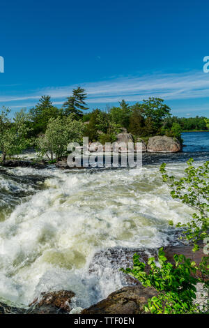 Burleigh Falls Peterborough Canada zeigt wunderschöne rosa Felsen, Stromschnellen und Wasserfälle an einem sonnigen Sommertag Stockfoto