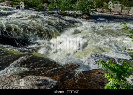 Burleigh Falls Peterborough Canada zeigt wunderschöne rosa Felsen, Stromschnellen und Wasserfälle an einem sonnigen Sommertag Stockfoto