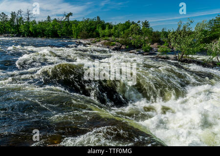 Burleigh Falls Peterborough Canada zeigt wunderschöne rosa Felsen, Stromschnellen und Wasserfälle an einem sonnigen Sommertag Stockfoto