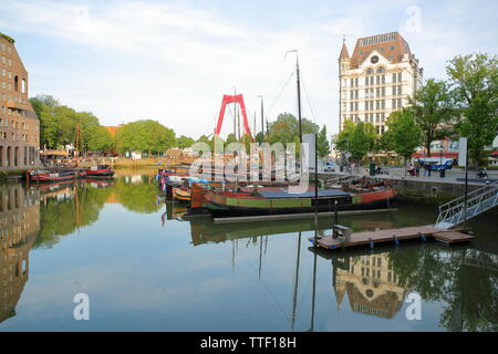 Reflexionen des Weißen Hauses (Witte Huis, Jugendstil historisches Gebäude) und der historischen Hausboote an Oudehaven Hafen, Rotterdam, Niederlande Stockfoto