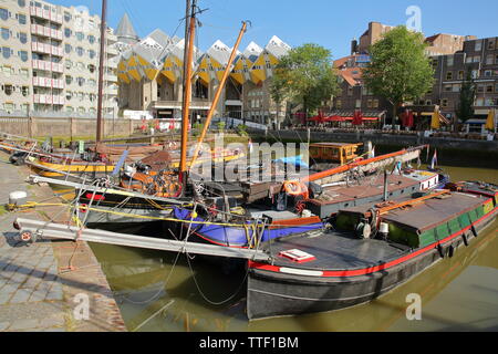 Oudehaven Hafen mit bunten historischen Hausboote und Cube Häuser (Kijk Kubus) im Hintergrund, Rotterdam, Niederlande Stockfoto