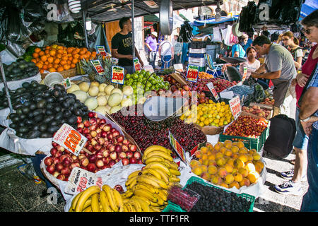 Santiago, Chile - Dec 28, 2018: Frisches Obst und Gemüse für den Verkauf in der historischen Mercado Central in Santiago, Hauptstadt von Chile. Stockfoto