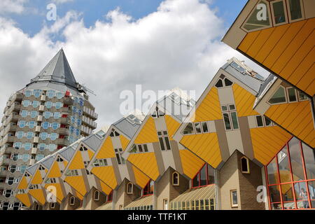 ROTTERDAM, Niederlande - 31. MAI 2019: Cube Häuser (Kijk Kubus), Architektur ungewöhnliche eckige cube Form Apartment Block Stockfoto