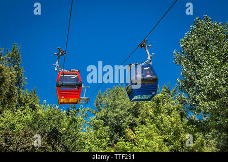 Santiago, Chile - Dec 29, 2018: Cable Car in San Cristobal Hügel mit einem Panoramablick über Santiago de Chile Stockfoto