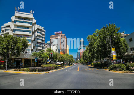 Santiago, Chile - Dec 29, 2018: Einige der wichtigsten Straßen im Zentrum von Santiego, Chile. Stockfoto