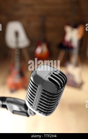 Mikrofon vor E-Gitarren auf Holz- Hintergrund Stockfoto