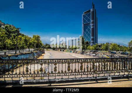 Santiago, Chile - Dec 29, 2018: Zahlreiche liebe Vorhängeschlösser auf dem Zaun der Brücke über den Mapocho Fluss in Santiago de Chile. Stockfoto