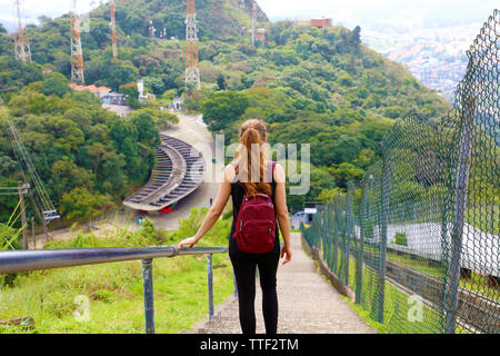 Junge touristische Mädchen tragen Rucksack Treppe und genießen den Blick von jaragua Peak, Brasilien Stockfoto