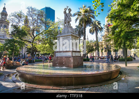 Santiago, Chile - Dec 29, 2018: Munument Brunnen auf der Plaza de Armas in Santiago de Chile. Es ist der Hauptplatz der Stadt. Es ist das Herzstück der ini Stockfoto